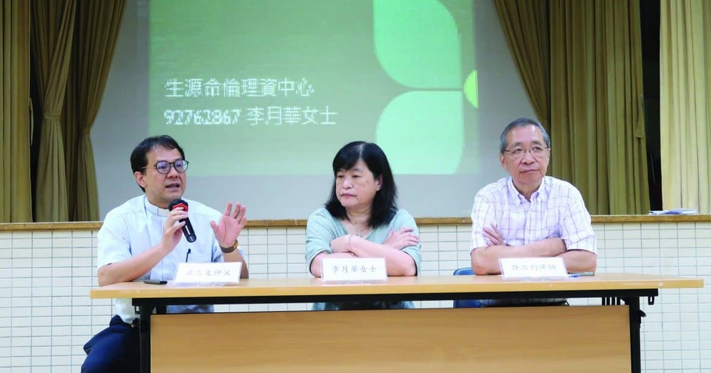 Cardinal Stephen Chow Sau-yan and Fr. Dominic Lui Chi-man during St. Maria Goretti's Center (Photo: Diocese of Hong Kong)