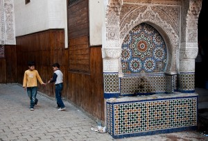 bambini-e-fontana-marocco